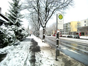 Ob bei Schneefall oder Regen müssen die Fahrgäste, vor allem Senioren aus dem benachbarten MünchenStift-Haus, beidseitig an den Haltestellen Odinpark ungeschützt im Freien auf den 187er-Bus warten.