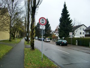 Nur für Anlieger frei ist neuerdings die Einfahrt von der Cosima- in die Wesendonkstraße.