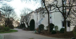 Für eine Erdgeschosswohnung in diesem Gebäudeblock an der Elektrastraße im Arabellapark wurde vom Sozialreferat/Amt für Wohnen und Migration wegen Zweckentfremdung eine Nutzungsuntersagung erlassen. Dazu liegt seit kurzem ein rechtskräftiges Urteil des Bayerischen Verwaltungsgerichtshofs zu Gunsten der Stadt vor.