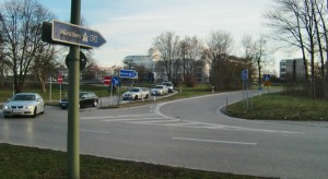 Autobahneinfahrt in Zamdorf: Der Verkehr auf der Tögginger Straße, der A 94, rauscht nur knapp 100 Meter vor den beidseits angrenzenden Gebäuden vorbei. Lebenswertes, ruhiges Wohnen entlang der Eggenfeldener Straße ist unmöglich.