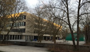 Der mehr als 40 Jahre alte Gebäudetrakt des überbelegten Wilhelm-Hausenstein-Gymnasiums (WHG) an der Elektrastraße im Arabellapark mit der Containeranlage auf dem Schulhof.