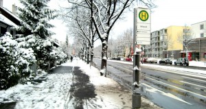 Unzumutbar: Ob im Winter, Herbst oder Sommer müssen die Fahrgäste, vor allem Senioren aus dem benachbarten MünchenStift-Haus, beidseitig an den Haltestellen Odinpark ungeschützt im Freien auf den 187er-Bus warten.