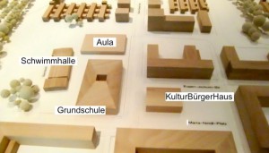 Der Maria-Nindl-Platz mit KulturBürgerHaus, Ruth-Drexel-Grundschule samt Aula sowie die sanierte Schwimmhalle bilden das Zentrum der künftigen Siedlung Prinz-Eugen-Park. Foto/Bearbeitung: hgb