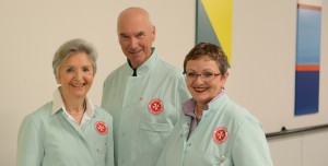 Gabriele Sepper (re.), Einsatzleiterin der Grünen Damen und Herren im Klinikum Bogenhausen, zusammen mit Christina Steffek und Manfred Lutz.    Foto: Klaus Krischock/Städtisches Klinikum 