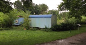 Diese beiden hellblau gestrichenen Bauwagen in den „Mustergärten“ beim Ökologischen Bildungs¬zentrums (ÖBZ) sind zum Ärger der Mitglieder des Bezirksausschusses ohne deren Anhörung von der Stadt genehmigt worden. Foto: hgb