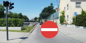 Die Zufahrtsrampe am Effnerplatz zum Isarring wird ab der Nacht von 7. auf 8. August wegen des dreispurigen Ausbaus gesperrt, nur MVV-Busse und Notfallfahrzeuge dürfen einfahren. Foto/Montage: hgb