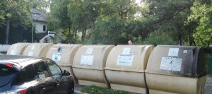 Die Wertstoffinsel an der Ecke Delp-/Wehrlestraße soll auf Forderung von Anwohnern wegen Lärm¬belästigungen außerhalb der vorgeschrieben Einwurfzeiten abgeschafft oder verlegt werden. Doch der zuständige Abfallwirtschaftsbetrieb München (AWM) lehnt die Forderung aber ab. Foto: hgb