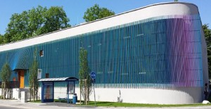 Das werktäglich bis 17 Uhr wie auch alle anderen Kinderkrippen und -gärten geöffnete Haus für Kinder an der Friedrich-Eckart-Straße in Bogenhausen wirkt wie ein Raumschiff, verändert seine Außenfarbe je nach Lichteinfall in Grün-, Blau- und Lilatöne. Foto: Stadt München