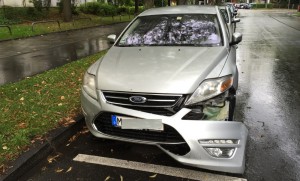 Routinearbeit für die Beamten der Bogenhauser Polizei: Ein beschädigtes Auto im Arabellapark. Der Unfallverursacher war geflüchtet, konnte aber ermittelt werden. Foto: hgb