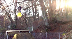 Ein Akrobat in Aktion – auf dem Rad per Salto über die Schanze. Foto: Thomas Girth