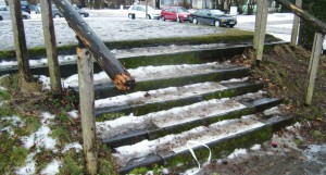 Dringend reparaturbedürftig: Treppe und Geländer an der Naturbühne im Bürgerpark. Foto: hgb