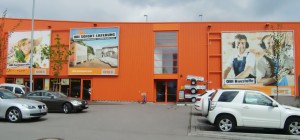 Auch die leuchtend orangen Gebäudefronten beim Parkplatz des OBI-Baumarkts in Daglfing „zieren“ Werbetafeln. Der gesamte Komplex wirkt wie eine riesige Werbeanlage. Foto: hgb