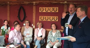 Was soll bei der Städtebaulichen Entwicklungsmaßnahme (SEM) auf dem 600 Hektar großen Areal jenseits der S-Bahnlinie zum Flughafen realisiert werden? Stellung dazu bezog Robert Brannekäm¬per, stellvertretender Vorsitzender des Bezirksausschusses und CSU-Landtagsabgeordneter, zu¬sammen mit Xaver Finkenzeller,CSU-Fraktionssprecher im Stadtteilgremium. Foto: hgb