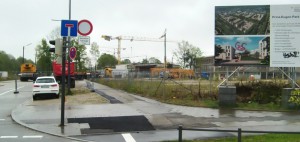 An der Einfahrt in die Senta- von der Cosimastraße in die Großbaustelle Prinz-Eugen-Park sind die Zäune entfernt. Die ist Zufahrt ist gesperrt, nur für Baustellenfahrzeuge erlaubt. Foto: hgb