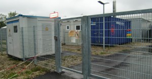 Die freistehende Stromversorgungsanlage der Flüchtlingsunterkunft an der Max-Proebstl-Straße befindet sich direkt am Eingang der Einrichtung – nur wenige Meter von den benachbarten Häusern entfernt. Einmal mehr eine unglaubliche Fehlplanung der städtischen „Experten“. Foto: hgb