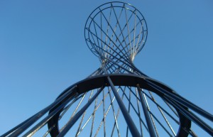 Bogenhausen beeindruckt – das 52 Meter hohe Kunstwerk Mae West am Effnerplatz. Foto: hgb