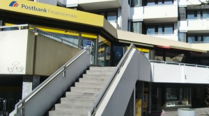 Postbank Finanzcenter und Post-Filiale in der Raulino-Passage an der Ismaninger Straße 136 schließen zum 30. Juni. Räume für eine zugesagte Ersatzfiliale in der Umgebung wurde bis dato nicht gefunden.     Foto: hgb