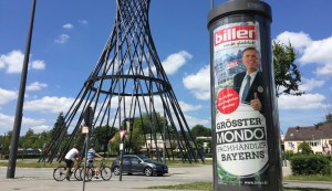 Der Bezirksausschuss lehnt immer wieder Werbeeinrichtungen, die in regelmäßigen Abständen das Motiv ändern, kategorisch ab. Die Lokalpolitiker müssen sich aber den Entscheidungen der Stadt/Lokalbaukommission beugen, wie im Fall einer beleuchteten Werbesäule für wechselnde Produktwerbung, im Fachjargon als City-Light-Säule bezeichnet, am Effnerplatz. Foto: hgb