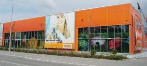 Die leuchtend orange Fassade des langgestreckten OBI-Baumarkts an der Riemer Straße: So bleibt sie, sie muss nicht begrünt werden, das Planungsreferat hat eine Befreiung erteilt. Foto: hgb