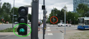 Kreuzung Tuderinger-/Zamilastraße: Je nach Schaltung zeigt die Ampel für Radfahrer grün, die folgende Ampel für Fußgänger rot, was immer wieder von Radfahrern übersehen wird. Foto: hgb