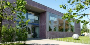 Ein Kulturbürgerhaus wie das hinsichtlich Gestaltung und Raumaufteilung vorbildliche Kulturzen¬trum in Trudering soll die Stadt nach Ansicht der CSU-Fraktion im Bogenhauser Bezirksausschuss auf dem Grundstück vor dem Cosimabad planen. Foto: ikb