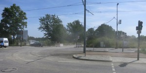 August 2017: Ein Lastwagen ist aus der Baustelle Prinz-Eugen-Park ausgefahren, eine Staubwolke hüllt die Umgebung ein. Foto: Privat