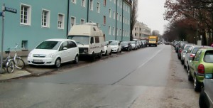 Autos soweit das Auge reicht: Einen Stellplatz in der Parkstadt Bogenhausen zu finden, ist jederzeit extrem schwierig, wie beispielsweise hier in der Stuntzstraße. Doch die städtischen Bedingungen für eine Ausweisung als Parklizenzzone sind nicht erfüllt.      Foto: hgb