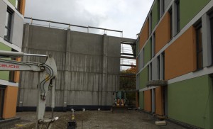 Zwölf Meter hoch, rund 200 Meter lang, etwa 40 Zentimeter dick – die Lärmschutzwand zur S-Bahn am Quartier Barlowstraße, wirkt brutal. Die Bogenhauser Lokalpolitiker fordern nach wie vor den Abriss, wollen den zugesagten transparenten Schallschutz.    Foto: hgb