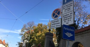 Parklizenzzone Klinikviertel an der Ismaninger Straße in Haidhausen an der Grenze zum 13. Stadt¬bezirk: Viele einen Stellplatz suchende Autofahrer weichen nach Bogenhausen aus. Foto: hgb