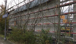 Blick auf die rund 200 Meter lange Lärmschutzwand entlang des S-Bahnhofs Englschalking für das künftige Viertel an der Barlowstraße .    Foto: hgb