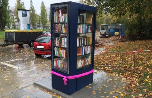 Kaum in Betrieb genommen, ist der offene Bücherschrank bereits bestens bestückt. Foto: hgb