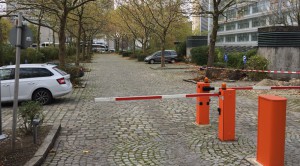Der fast leere, mit einer Schranke gesperrte Parkplatz des Umweltministeriums am Rosenkavalier-platz im Arabellapark an einem Samstag. Bei der Bürgerversammlung wurde (erneut) die Öffnung gefordert, dieses Mal „außerhalb der Dienstzeiten“. Foto: hgb